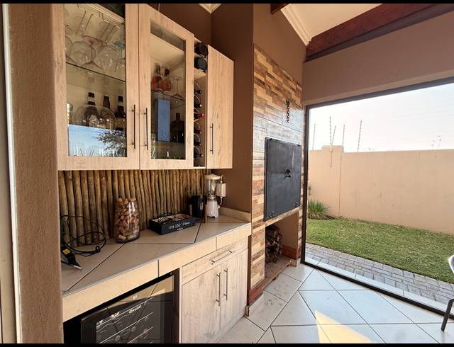 3 BEDROOM TOWNHOUSE FOR SALE IN WATERVAL EAST
